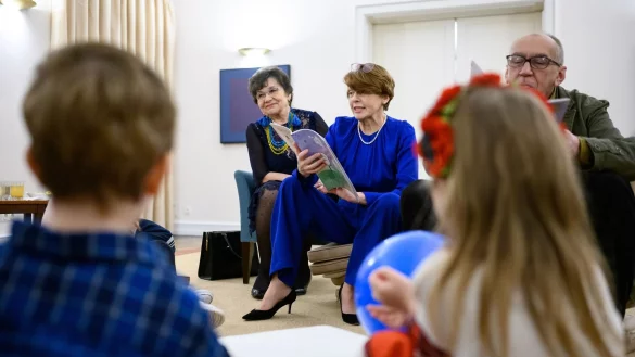 Elke B&uuml;denbender, Ehefrau von Bundespr&auml;sident Steinmeier, liest Fl&uuml;chtlingskindern aus der Ukraine im Schloss Bellevue Geschichten vor. B&uuml;denbender ist eine der Schirmherrinen f&uuml;r das Buchprojekt &laquo;Better Time Stories&raquo;. - &copy; Bernd von Jutrczenka/dpa/Archiv