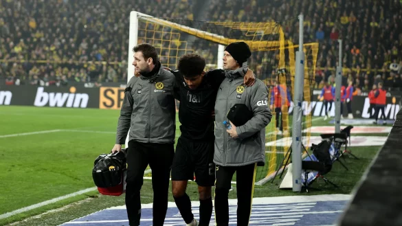 Dortmunds Karim Adeyemi musste gegen die Hertha verletzt vom Platz. - &copy; Rolf Vennenbernd/dpa