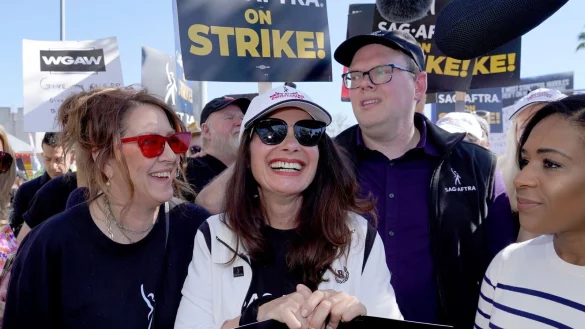 Joely Fisher (l-r), Fran Drescher, die Vorsitzende der Schauspielgewerkschaft SAG-AFTRA und Duncan Crabtree-Ireland bei einer Protestaktion in Hollywood. - &copy; Chris Pizzello/AP/dpa
