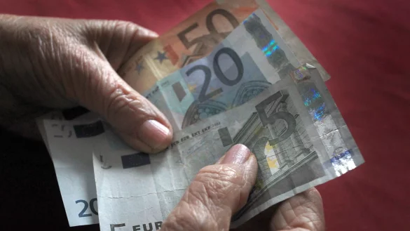 Ab Sommer gilt in West und Ost ein gleich hoher aktueller Rentenwert. - &copy; Karl-Josef Hildenbrand/dpa