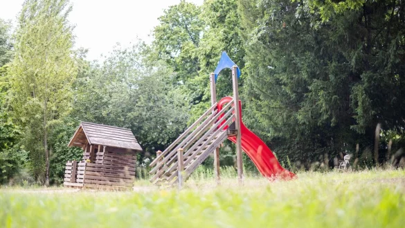Ein Kletterger&uuml;st steht auf einem Spielplatz. - &copy; Marcel Kusch/dpa/Symbolbild