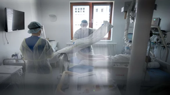 Arbeit auf einer Intensivstation. Die Pl&auml;ne zur Krankenhausreform sehen bundesweit eine einheitliche Einteilung der Kliniken in drei Stufen vor, mit entsprechender F&ouml;rderung. - &copy; Kay Nietfeld/dpa