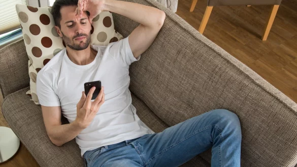 Wer ist das schon wieder? Hinter einer unbekannten Nummer kann ein unerlaubter Werbeanruf stecken. - &copy; Christin Klose/dpa-tmn