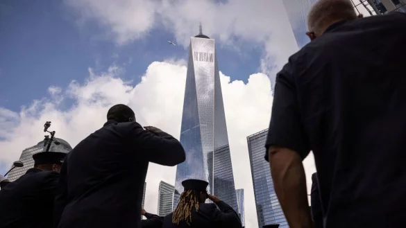Feuerwehrleute salutieren w&auml;hrend einer Schweigeminute vor der Gedenkveranstaltung zum 22. Jahrestag der Terroranschl&auml;ge vom 11. September 2001. - &copy; Yuki Iwamura/AP/dpa