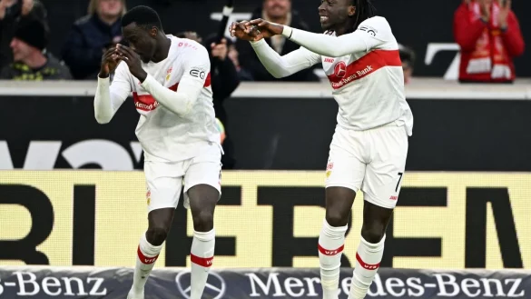 Erleichterung beim VfB: Silas Katompa Mvumpa (l) und Tanguy Coulibaly bejubeln den Siegtreffer. - &copy; Uli Deck/dpa
