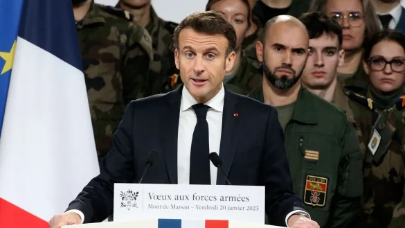 Emmanuel Macron: &laquo;Es gibt keine Friedensdividende mehr nach dem von Russland gestarteten Angriff auf die Ukraine.&raquo; - &copy; Bob Edme/Pool AP/dpa