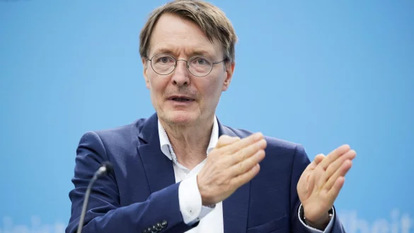 Laut Karl Lauterbach sind f&uuml;r den eigentlichen Prozess des Umbaus Hilfen &laquo;aus Mitteln von Bund und L&auml;ndern&raquo; in Aussicht gestellt. - &copy; Joerg Carstensen/dpa