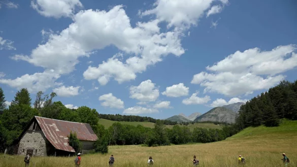 Freiwillige nehmen in dem s&uuml;dfranz&ouml;sischen Alpendorf Le Vernet an einer Suchaktion nach dem zweij&auml;hrigen Emile teil. - &copy; Nicolas Tucat/AFP/dpa