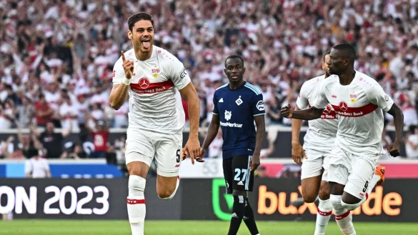Konstantinos Mavropanos (l) sorgte beim VfB-Sieg gegen den HSV f&uuml;r den fr&uuml;hen Stuttgarter F&uuml;hrungstreffer. - &copy; Tom Weller/dpa