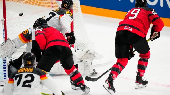 Nach zwei deutschen F&uuml;hrungen kommt Kanada zur&uuml;ck: Samuel Blais erzielt die 3:2-F&uuml;hrung f&uuml;r die Kanadier. - &copy; Pavel Golovkin/AP