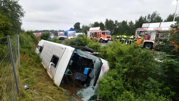 Einsatzkr&auml;fte arbeiten am Samstagmorgen an der Unfallstelle bei Peine. - &copy; Ralf B&uuml;chler/dpa