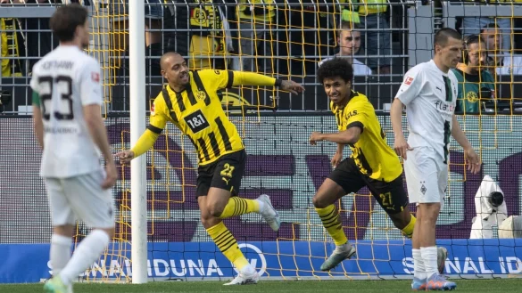 Donyell Malen (2.v.l) und Karim Adeyemi jubeln nach der fr&uuml;hen BVB-F&uuml;hrung. - &copy; Bernd Thissen/dpa