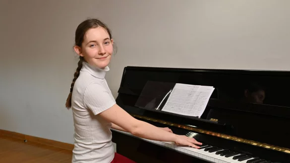 Die 18 Jahre alte Komponistin Alma Deutscher am Klavier. - &copy; Tobias Witzgall/Salzburger Landestheater//dpa
