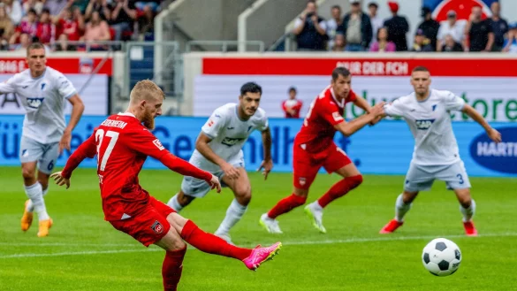 Vergab gegen Hoffenheim einen Elfmeter: Heidenheims Jan-Niklas Beste. - &copy; Stefan Puchner/dpa