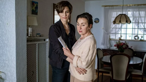 Judith (Christina Hecke, l) hat keine Ahnung, wie tief ihre Mutter Karen (Steffi K&uuml;hnert) in den Fall Camille Bartell verwickelt ist. - &copy; Manuela Meyer/ZDF/ARTE/dpa