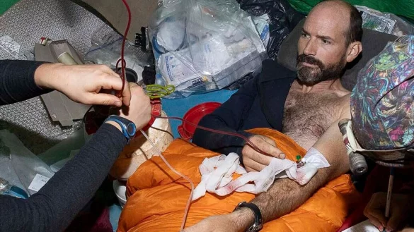 Ein medizinisches Team k&uuml;mmert sich um Mark Dickey. - &copy; Marton Kovacs/Ungarischer H&ouml;hlenrettungsdienst via AP/dpa