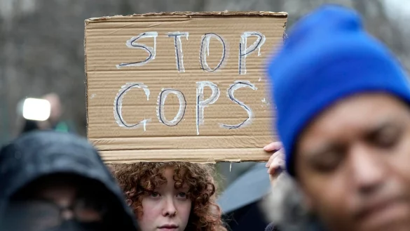 Nach dem Tod von Tyre Nichols: Demonstranten protestieren in Memphis gegen Polizeigewalt. - © Gerald Herbert/AP/dpa
