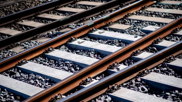 Gleise sind an einem Bahnhof im Schotterbett verlegt. - &copy; Hauke-Christian Dittrich/dpa/Symbolbild