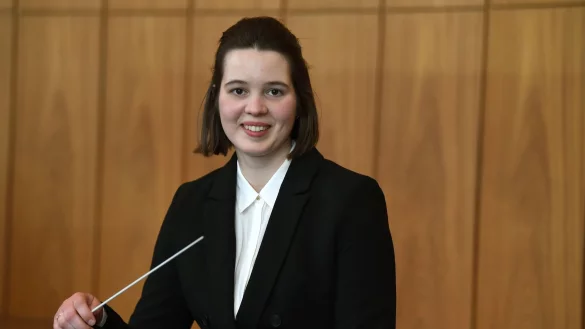 Die Nachwuchs-Dirigentin Mareike J&ouml;rling hat nicht vor, den Taktstock wieder aus der Hand zu legen. - &copy; Carmen Jaspersen/dpa