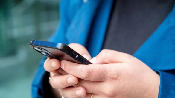 Wer das Handy f&uuml;r seine Bankgesch&auml;fte nutzt, sollte darauf achten, dass er die App durch regelm&auml;&szlig;ige Updates auf dem neusten Stand h&auml;lt. - &copy; Bernd Diekjobst/dpa-tmn