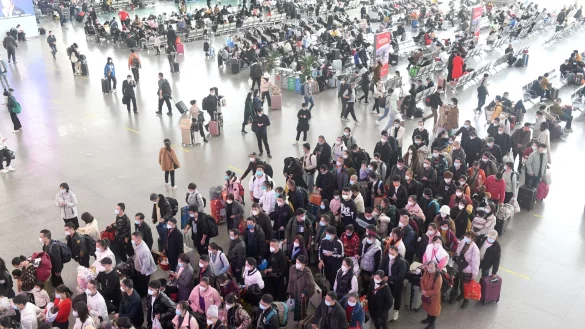Zahlreiche Fahrg&auml;ste stehen in einem Bahnhof in der s&uuml;dchinesischen Provinz Guangdong Schlange. - &copy; Lu Hanxin/XinHua/dpa