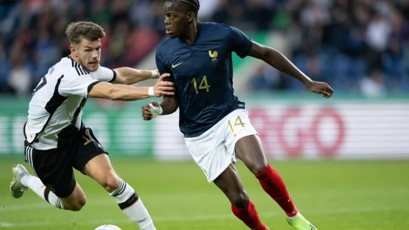 Deutschlands Jan Thielmann (l) und Frankreichs Castello Lukeba, inzwischen bei RB Leipzig, k&auml;mpfen um den Ball. - &copy; Hendrik Schmidt/dpa
