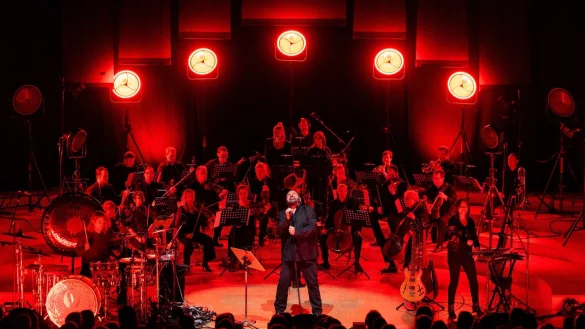 Marian Gold, Frontmann der Band "Alphaville", steht mit dem Deutschen Filmorchester auf der B&uuml;hne. - &copy; Rolf Vennenbernd/dpa