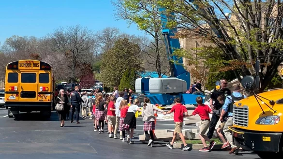 Kinder der Covenant Schule halten sich an den H&auml;nden, als sie zu einem Sammelplatz gebracht werden. - &copy; Jonathan Mattise/AP/dpa
