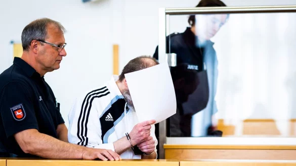 Der Angeklagte steht bei Prozessauftakt in einem Saal vom Landgericht Hannover. - © Moritz Frankenberg/dpa
