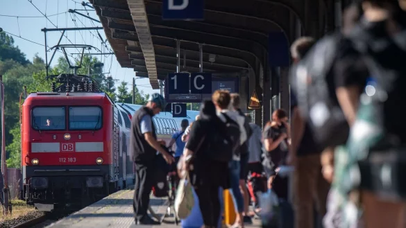 Das Deutschlandticket lockt einer aktuellen Umfrage zufolge viele Menschen in den &ouml;ffentlichen Personennahverkehr. - &copy; Stefan Sauer/dpa