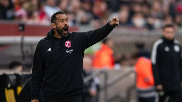 D&uuml;sseldorfs Trainer Daniel Thioune gestikuliert an der Seitenlinie. - &copy; Marius Becker/dpa