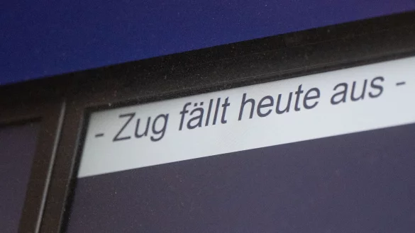 Eine Anzeige weist auf einen Zugausfall hin. - &copy; Marijan Murat/dpa/Symbolbild