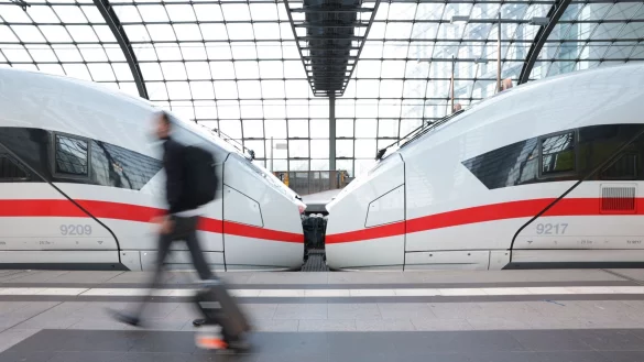 Reisende eilen am frühen Morgen zu einem ICE am Berliner Hauptbahnhof. In der Fahrplan-App DB Navigator und im Online-Buchungssystem fehlt bislang eine Ermäßigungsoption. - © Joerg Carstensen/dpa