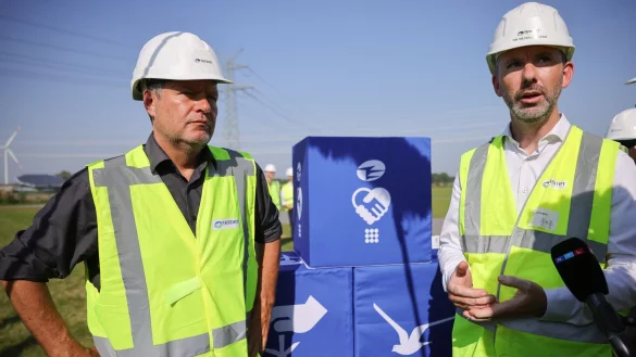 Wirtschaftsminister Robert Habeck und Tennet-Gesch&auml;ftsf&uuml;hrer Tim Meyerj&uuml;rgens im Umspannwerk Heide/West. - &copy; Christian Charisius/dpa