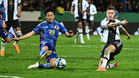 Sorgte f&uuml;r den zweiten deutschen Treffer der U21 gegen Japan: Denis Huseinbasic (r). - &copy; Arne Dedert/dpa