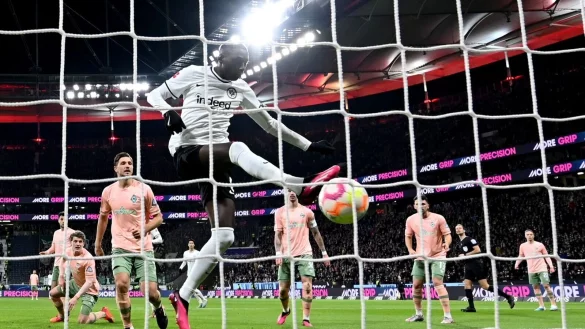 Frankfurts Randal Kolo Muani erzielt das Tor zum 2:0. - &copy; Arne Dedert/dpa