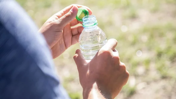 Geht oft nicht mehr ganz ab: der Verschluss von Einweg-PET-Flaschen. - &copy; Christin Klose/dpa-tmn
