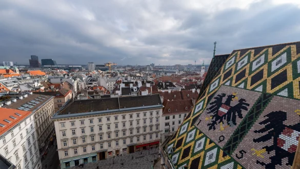 Blick vom Nordturm des Stephansdoms auf Wien: In &Ouml;sterreich wird f&uuml;r einen Gro&szlig;teil der Mieten in den n&auml;chsten drei Jahren ein Preisdeckel eingef&uuml;hrt. - &copy; Robert Michael/dpa-Zentralbild/dpa