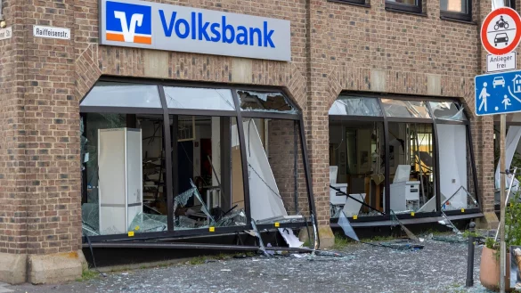 Eine schwer besch&auml;digte Schaufensterfassade einer Bankfiliale. - &copy; Thomas Banneyer/dpa