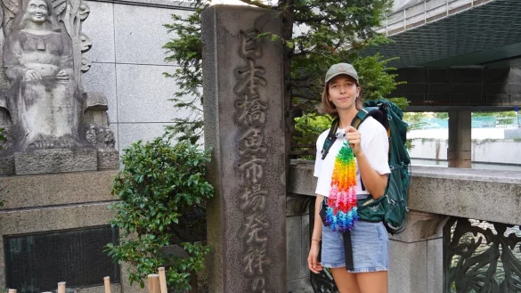 Eva Fritz h&auml;lt eine Kette aus bunten Papierkranichen in der Hand. Sie will von Tokio aus zweieinhalb Monate lang mit Rucksack und Zelt 1000 Kilometer &uuml;ber Kyoto bis nach Hiroshima wandern. - &copy; Eva Fritz/privat/dpa