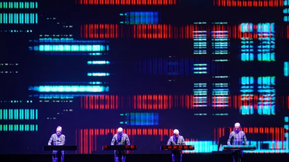 Die legendäre Elektropop-Band Kraftwerk plant im Sommer 2023 ein Deutschland-Konzert. - © Henning Kaiser/dpa