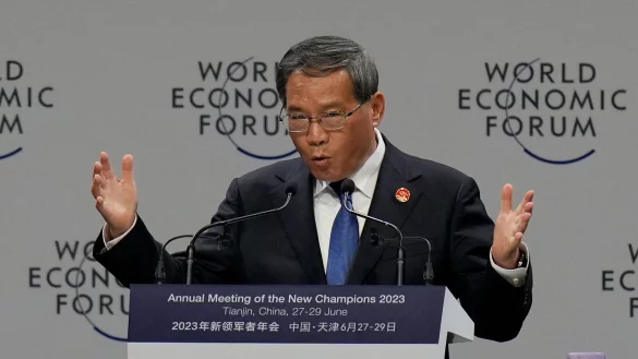 Chinas Regierungschef Li Qiang hat sich zu Wirtschaftsbeziehungen ge&auml;u&szlig;ert. - &copy; Andy Wong/AP