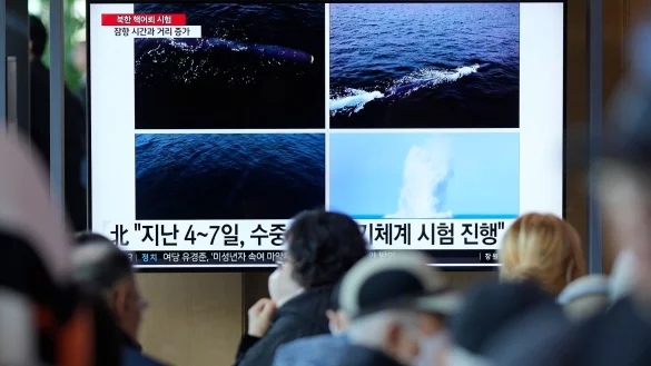 Menschen im Seouler Bahnhof verfolgen auf einem gro&szlig;en TV-Bidschirm die aktuellen Nachrichten. - &copy; Lee Jin-man/AP/dpa