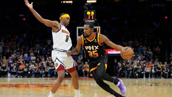 Kevin Durant (r) von den Phoenix Suns zieht Denvers Peyton Watson zum Korb. - &copy; Rick Scuteri/AP/dpa