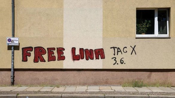 Ein Graffiti &laquo;Free Lina 3.6. Tag X&raquo; an einem Wohnhaus im Leipziger S&uuml;den. Die Polizei erwartet am Samstag den gr&ouml;&szlig;ten Einsatz seit zwei Jahren. - &copy; Jan Woitas/dpa