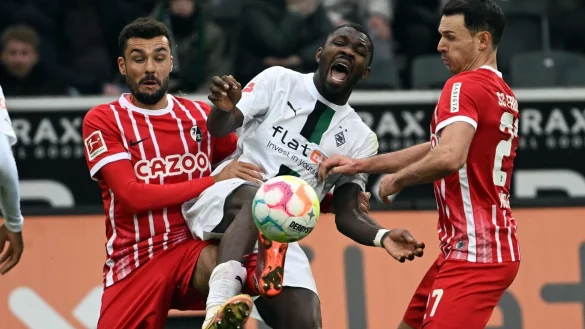 Gladbachs Marcus Thuram (M) steht nach seiner Schwalbe gegen Freiburg in der Kritik. - © Federico Gambarini/dpa