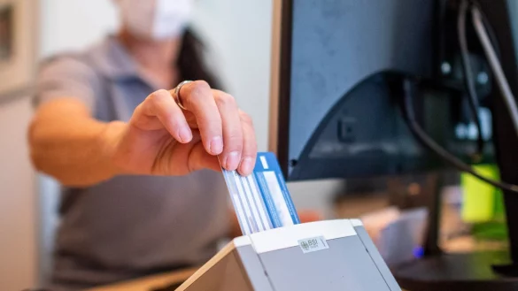 Statt eines Rezeptes auf Papier: Auch über die Versichertenkarte der Krankenkasse lassen sich künftig Medikakmente aus der Apotheke abholen. - © David Inderlied/dpa/dpa-tmn