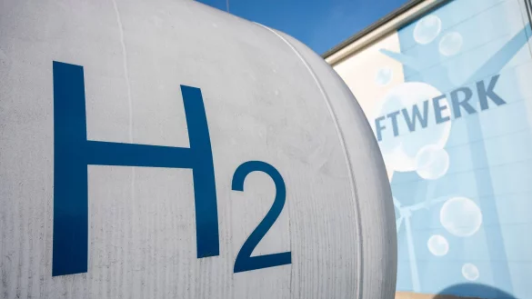 Ein Wasserstoffbeh&auml;lter auf dem Gel&auml;nde des Energieunternehmens Enertrag in Brandenburg. - &copy; Christophe Gateau/dpa