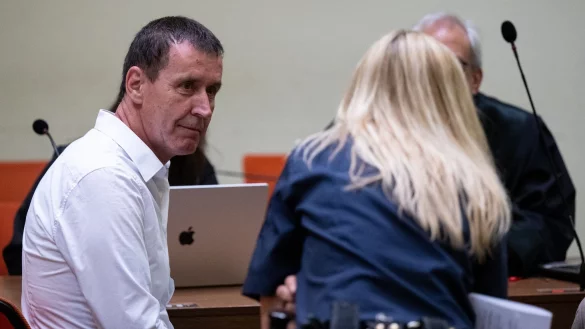Manfred Genditzki (l) sitzt vor Prozessbeginn im Gerichtssaal. - © Sven Hoppe/dpa