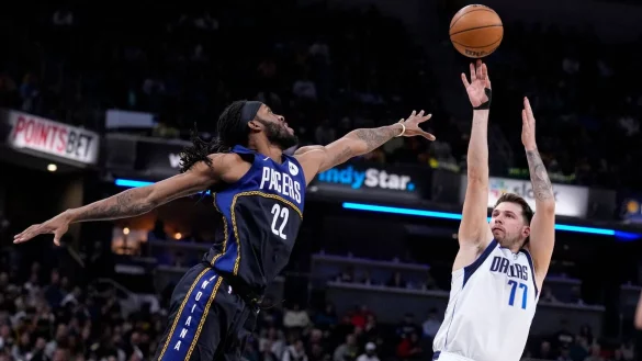 Erfolgreichster Mavericks-Werfer beim Sieg gegen die Indiana Pacers: Luka Doncic (r). - © Michael Conroy/AP